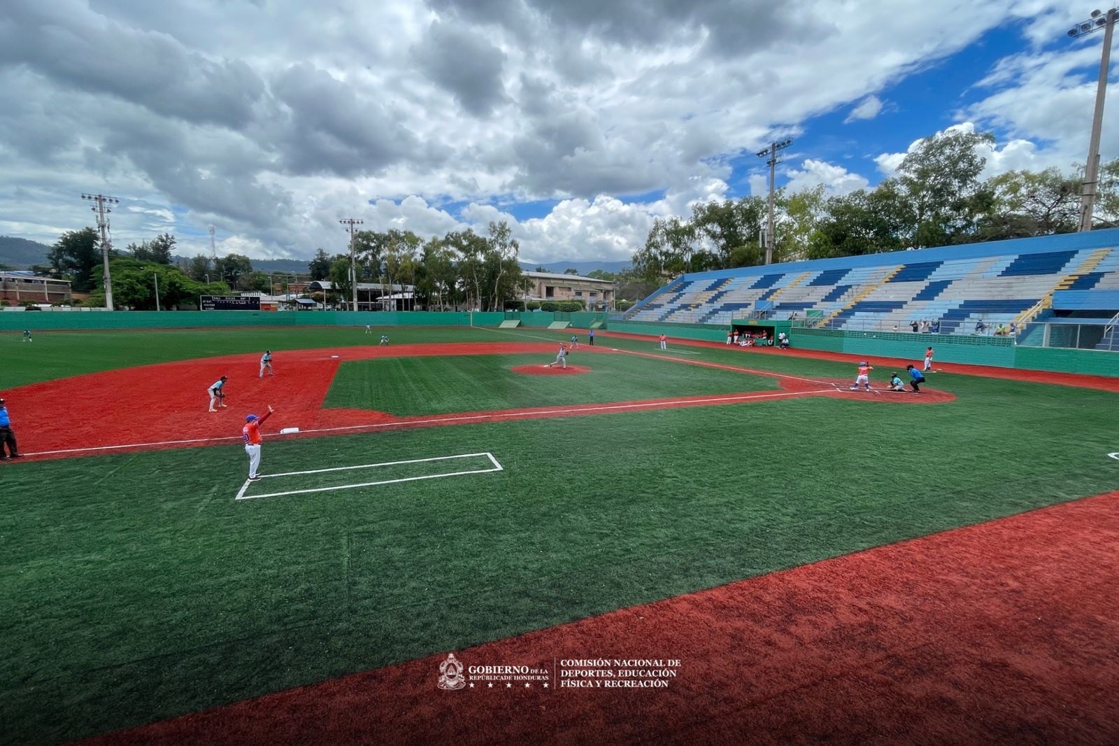 Hermosa jornada de béisbol se vive en el Estadio Héctor “Chochi” Sosa de la Villa Olímpica