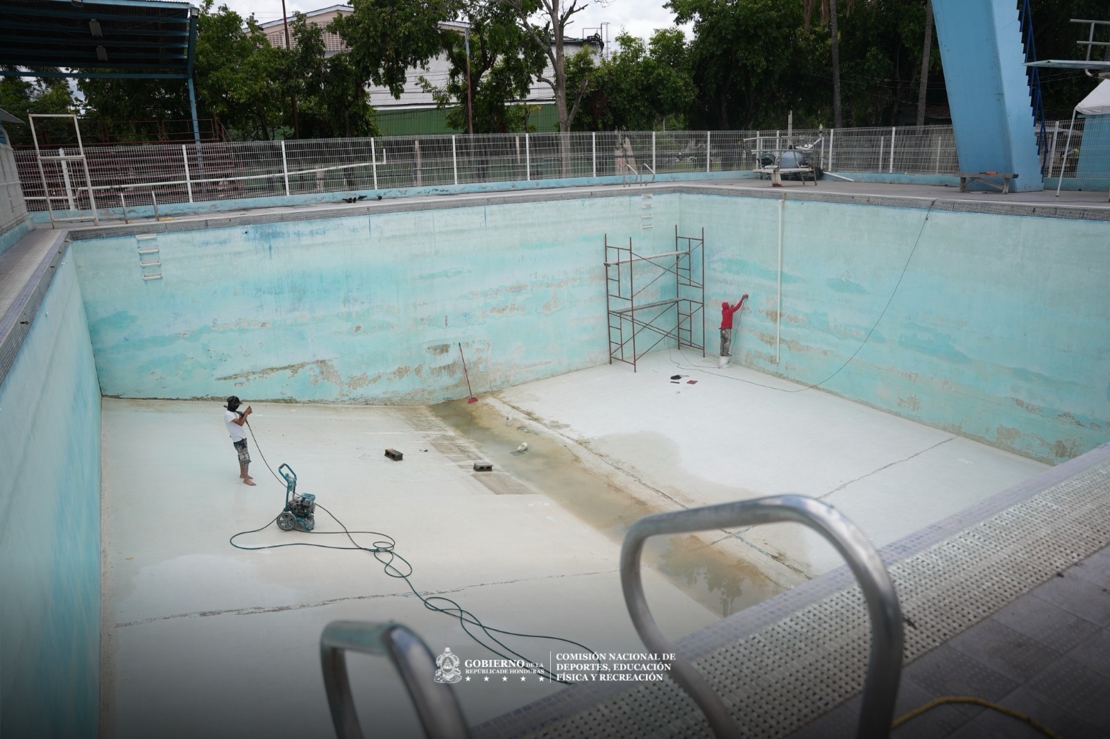 CONDEPOR realiza mantenimiento en la piscina de la Villa Olímpica