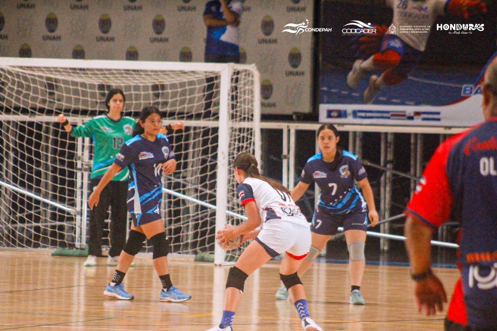 DEBUT CON TRIUNFO CATRACHO