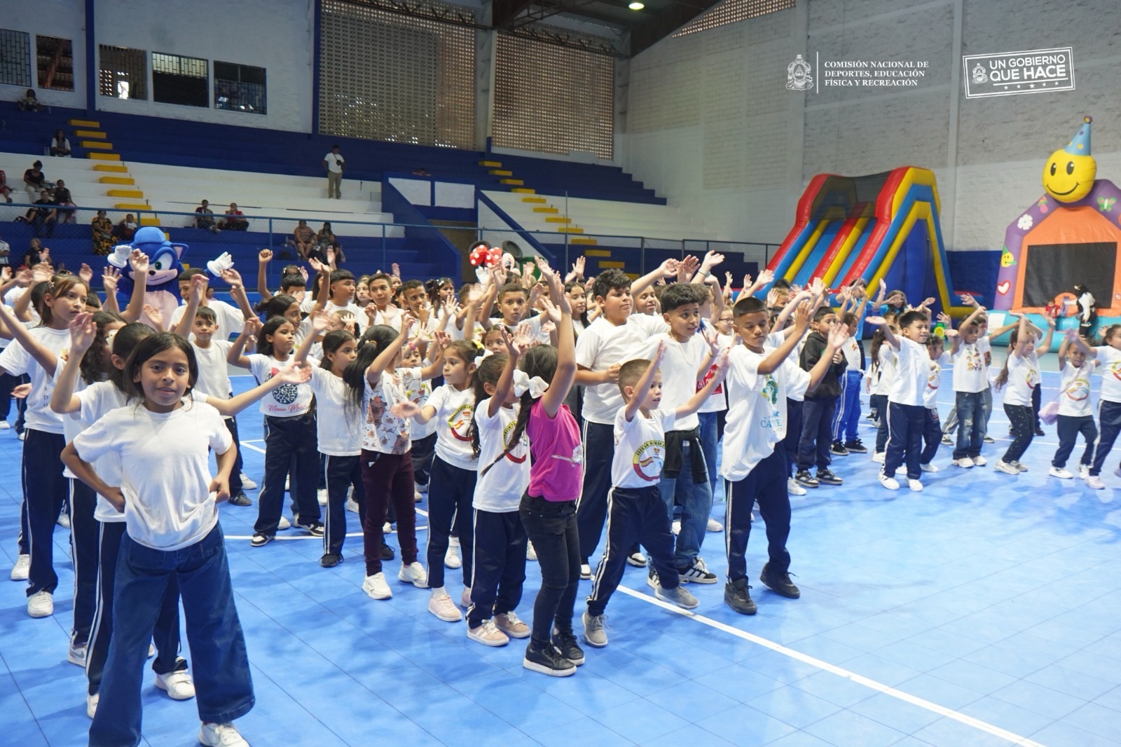 La alegría y las sonrisas de la niñez continúan llenando la Villa Olímpica