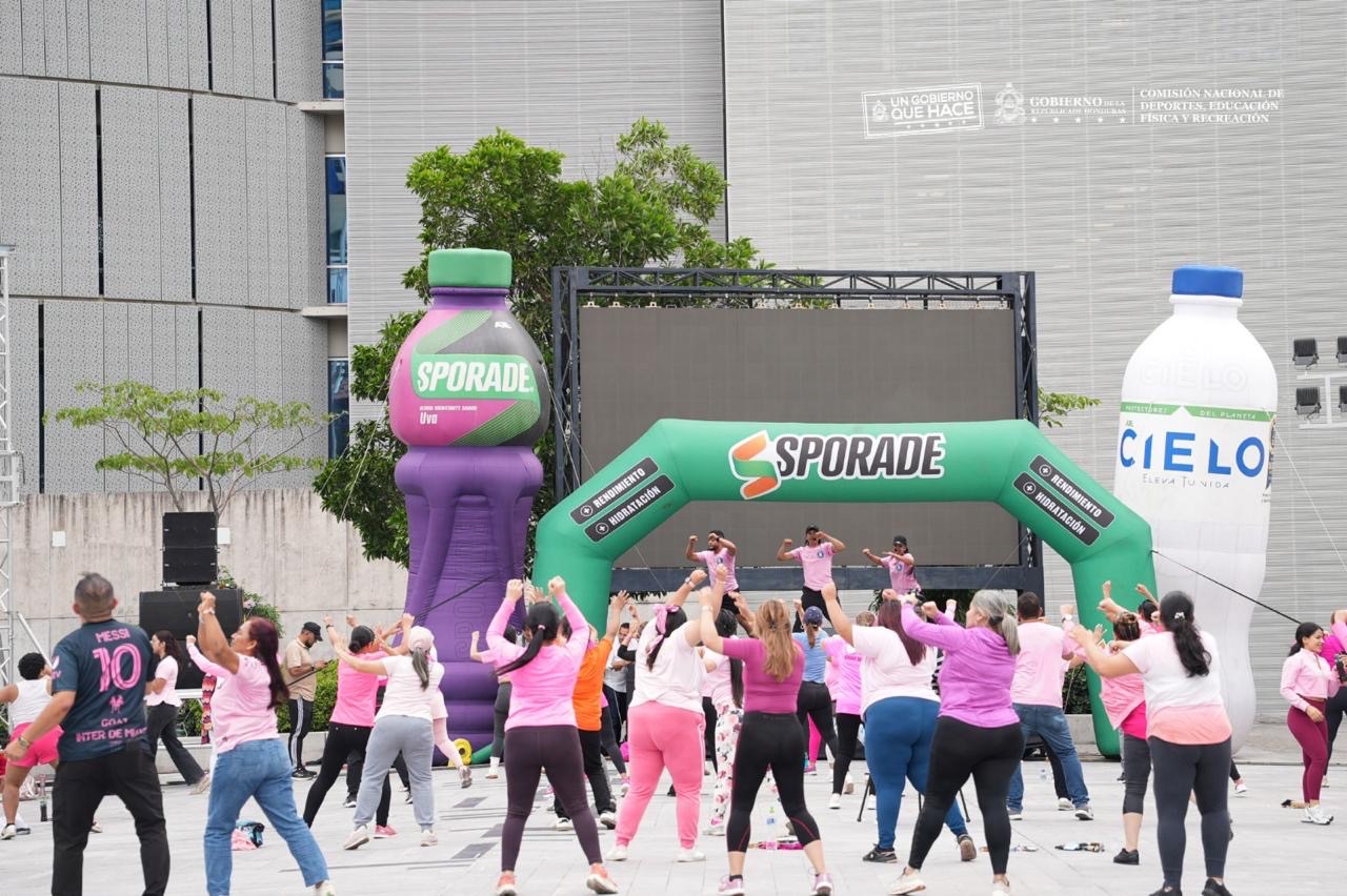 CONDEPOR promueve la prevención del cáncer de mama con el Zumbafest Rosa